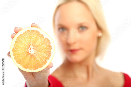blonde Frau mit Grapefruit
