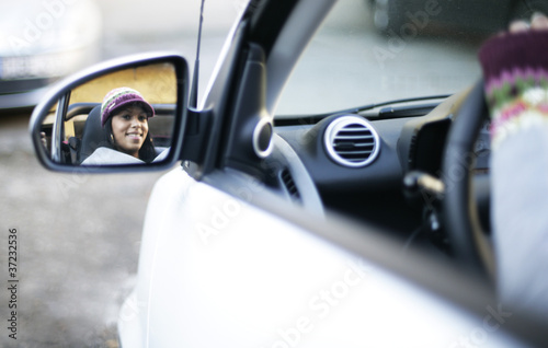 Autofahrerin im Spiegel