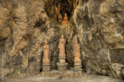 carved buddha sculptures in seven star park cave guilin