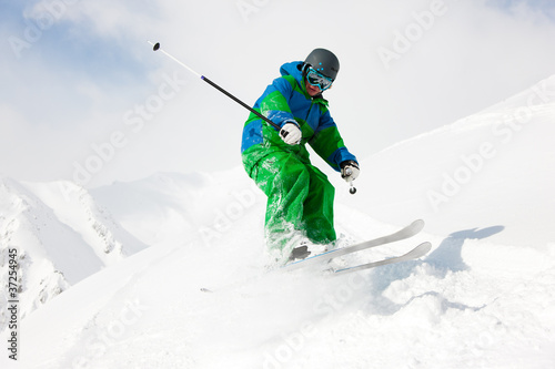 Skifahrer auf der Abfahrt