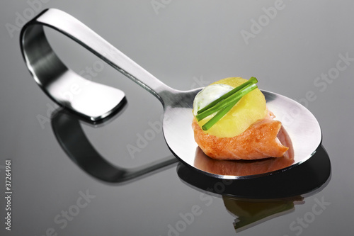 Billede på lærred Salmon appetizer spoon