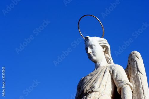 statua in pietra di angelo con aureola photo