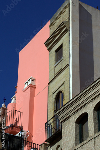 edificio con parete rosa