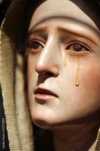 Fotografia statua di Madonna Addolorata che piange