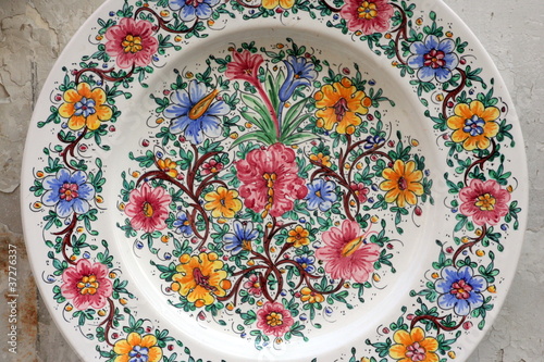 piatto di ceramica dipinto e decorato a mano photo