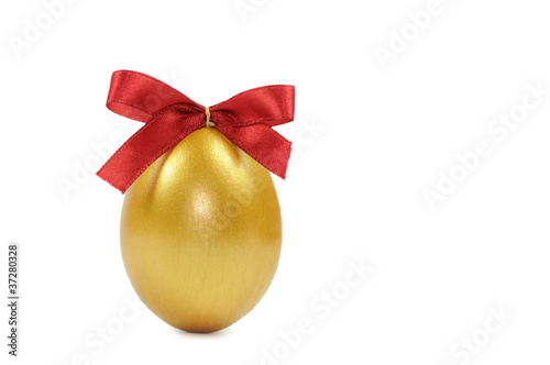 Goldenes Ei mit Schleife