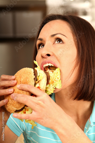 Frau beim Burger Essen
