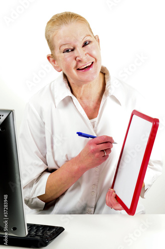 eine Büromitarbeiterin mit einem Kugelschreiber macht Notizen photo