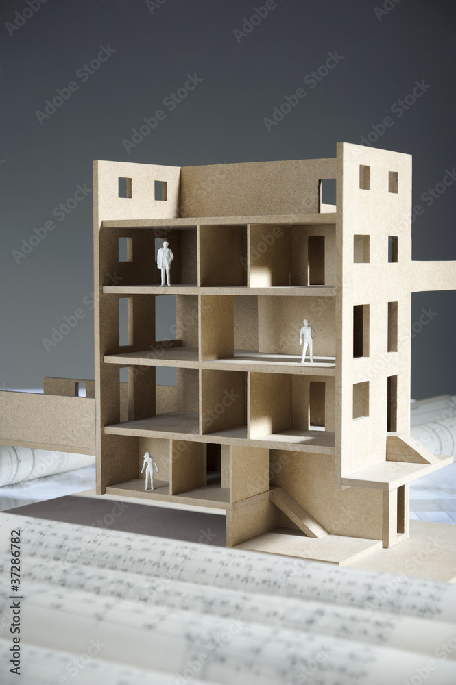 Architektur Modellhaus mit Bauplänen im Vordergrund Stock Photo | Adobe  Stock