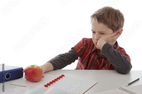 enfant garçon détestant les pommes photo