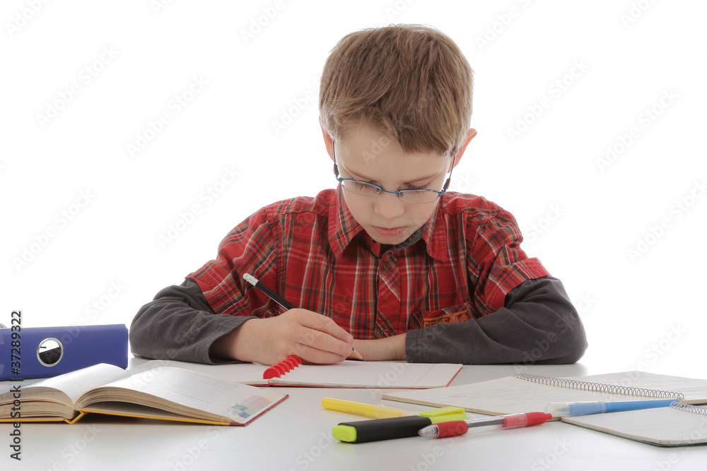 enfant garçon avec lunettes faisant ses devoirs enfant garçon avec lunettes faisant ses devoirs