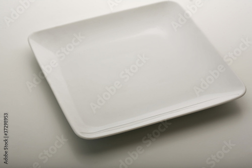 piatto quadrato bianco su sfondo bianco