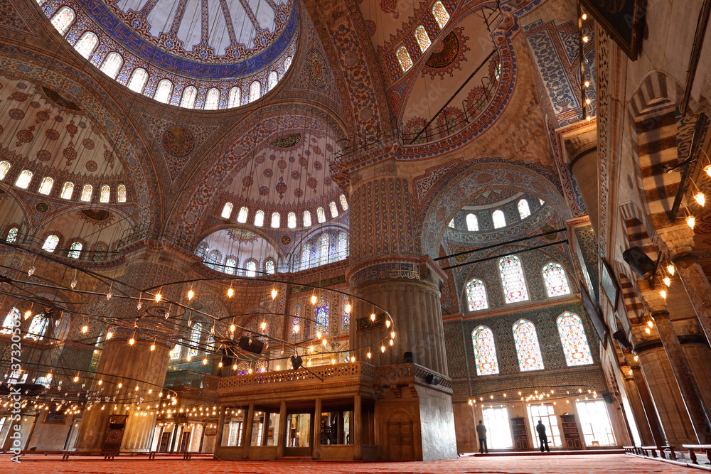 Fototapeta premium Praying inside the Blue Mosque in Istanbul
