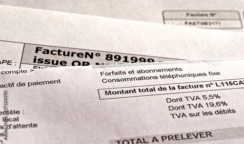 Photos Pile de factures en français, budget des ménages, prix de l'énergie, inflation,