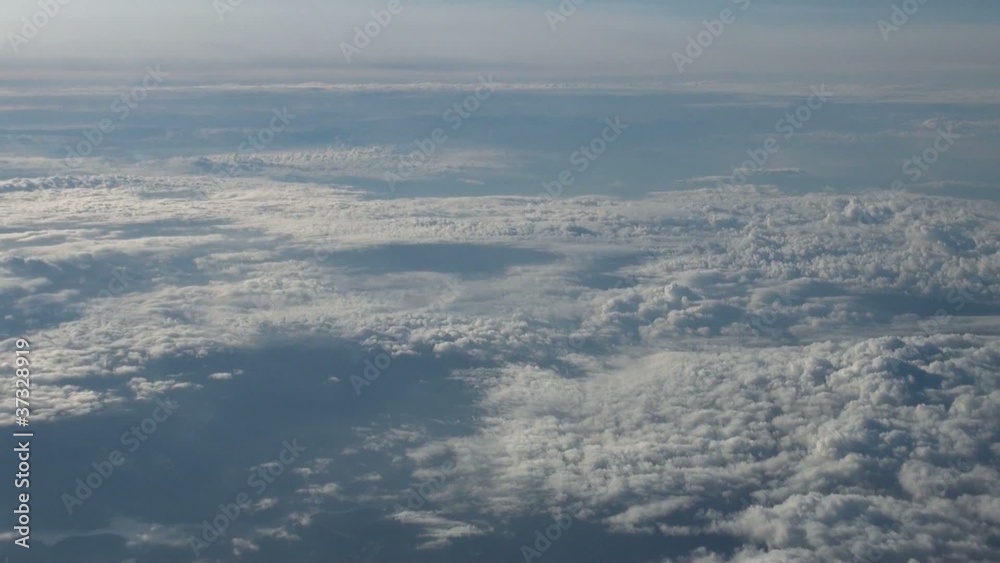 Flug über Wolken