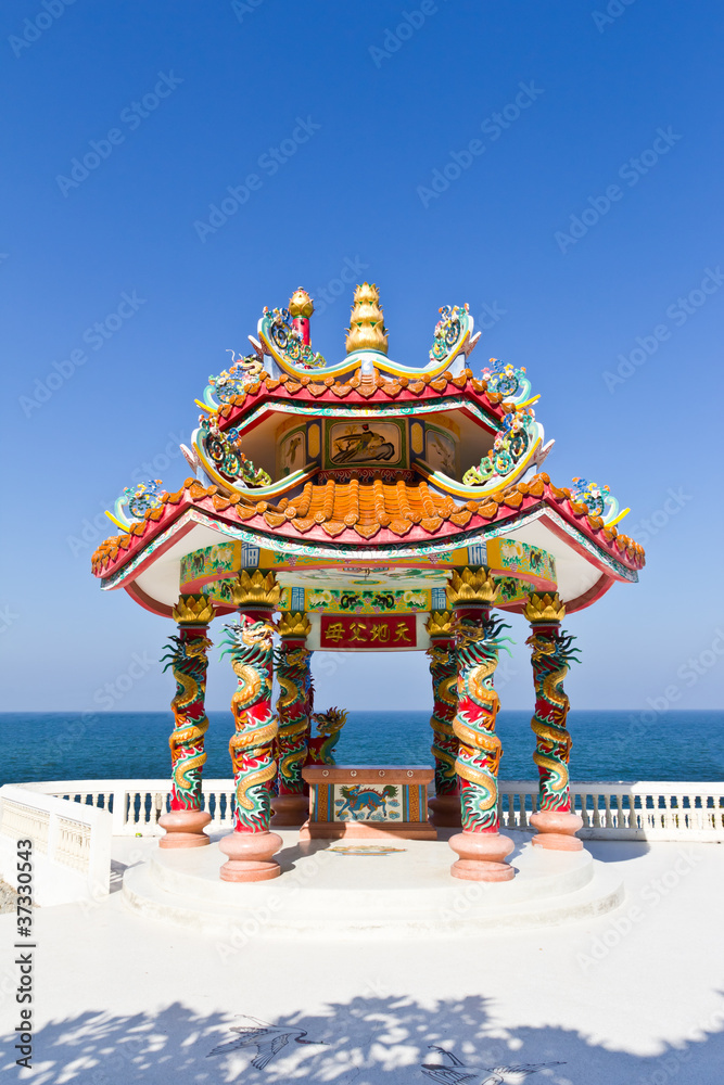 Obraz premium dragon pavilion against blue sky in chinese temple
