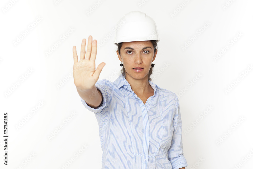 Ingenieurin verbietet mit der Hand und sagt Stop