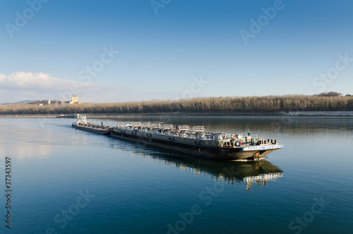 Frachter auf der Donau © fotofrank