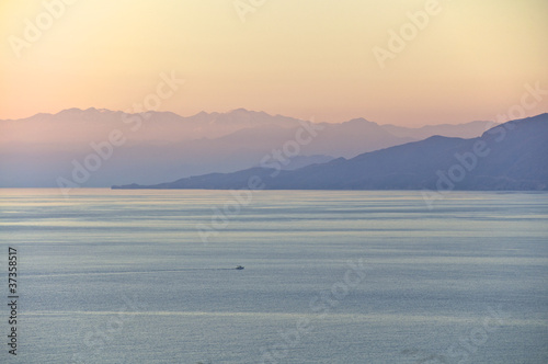 Die Wei  en Berge auf Kreta bei Sonnenuntergang