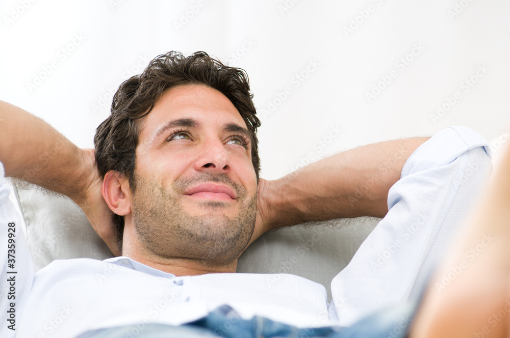 Obraz premium Smiling young guy relaxing