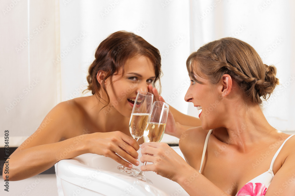 Freundinnen beim Wellness mit Sekt oder Champagner Freundinnen beim Wellness mit Sekt oder Champagner