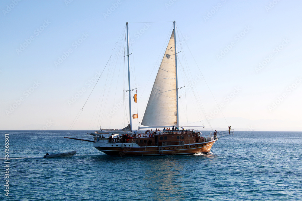 Парусник в море Парусник в море