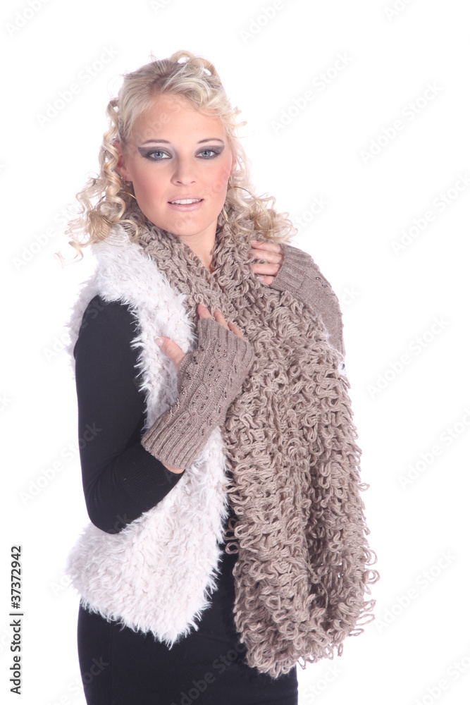 Model Frau Fashion im Winteroutfit und Schal Porträt Model Frau Fashion im Winteroutfit und Schal Porträt