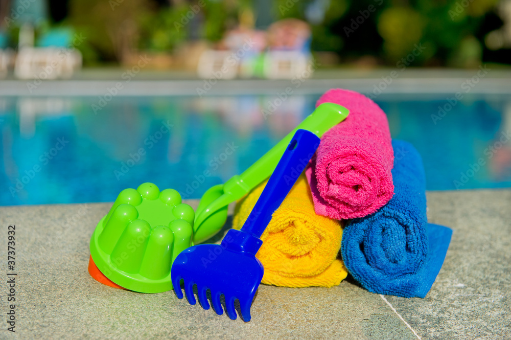 Φωτογραφία Toys and rolled towels at the swimming pool