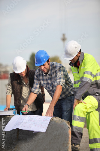 Canvas Print Construction workers looking at site plans