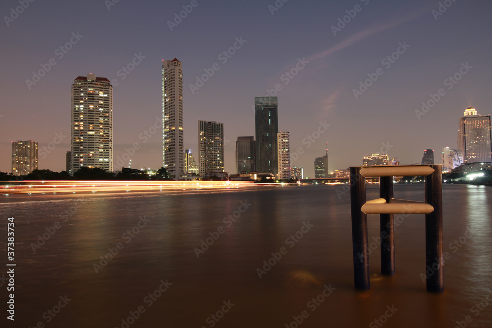 Obraz premium chao phraya river at night