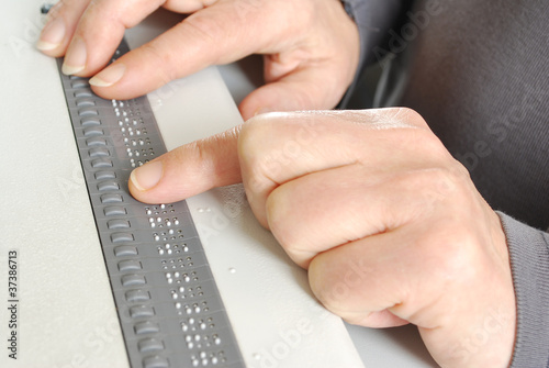 Lesen mit Brailledisplay am Computer für Blinde
