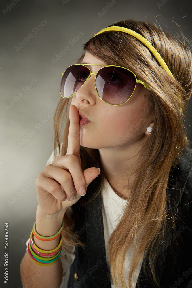 shutt, silence jeune fille avec lunette Stock Photo | Adobe Stock