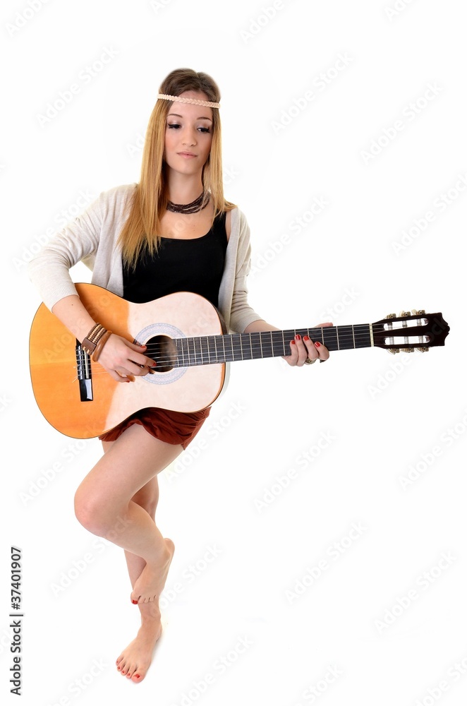 Une belle jeune femme avec une guitare acoustique Une belle jeune femme avec une guitare acoustique