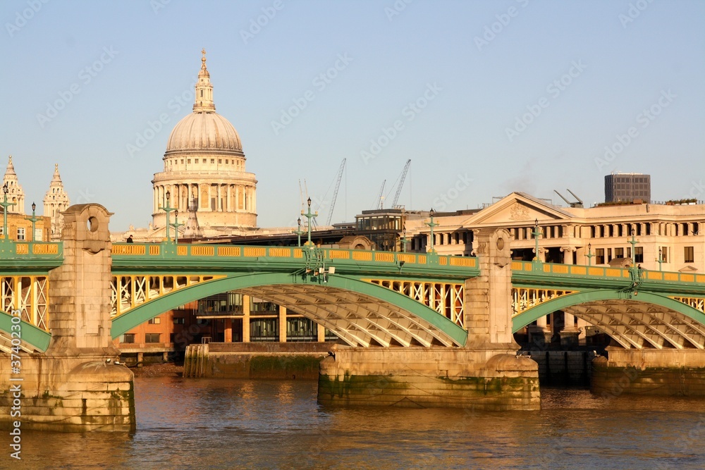 Fototapeta premium southwark to st paul's
