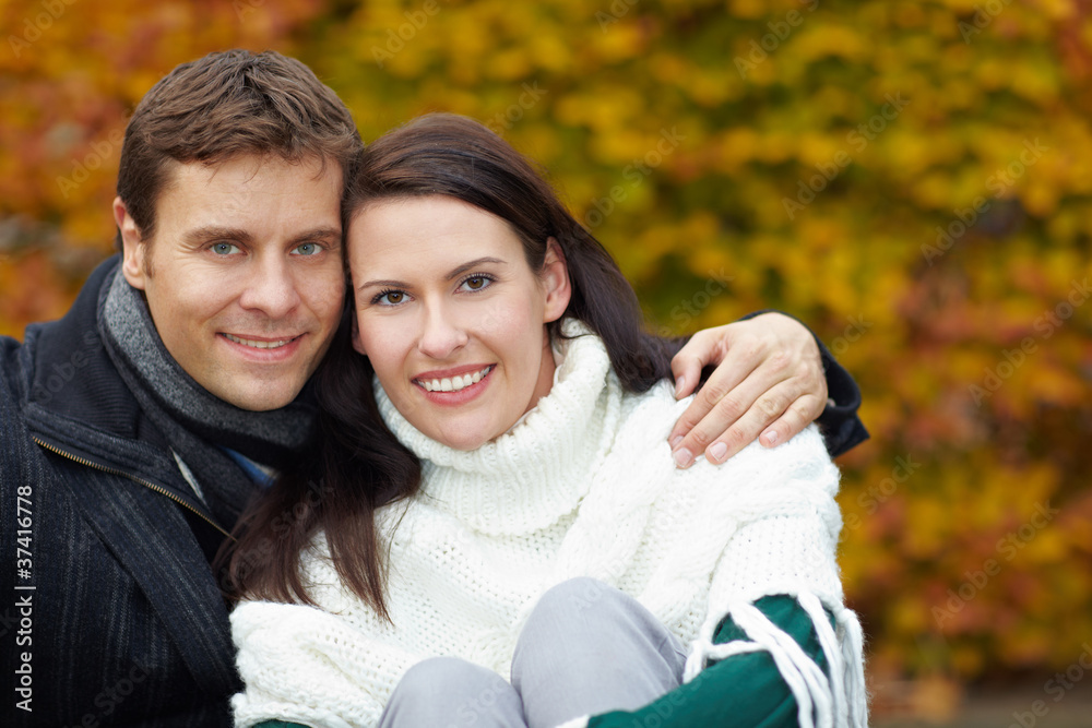 Fototapeta premium Zufriedenes Paar im Herbst