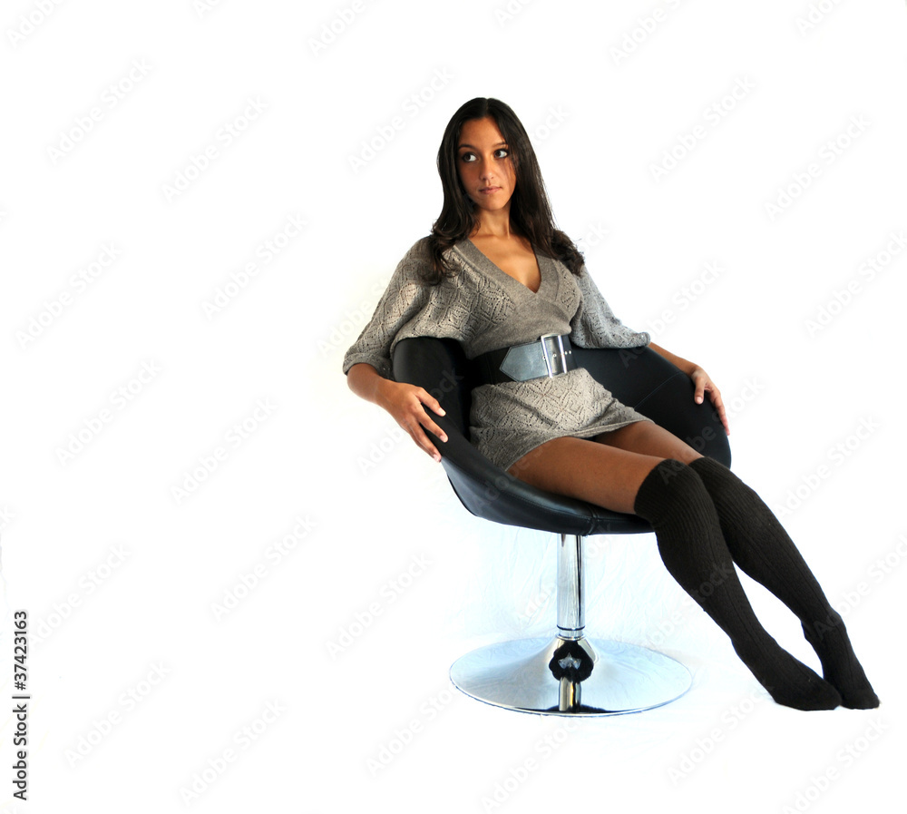Indisches Model entspannt sich auf einem Stuhl Indisches Model entspannt sich auf einem Stuhl