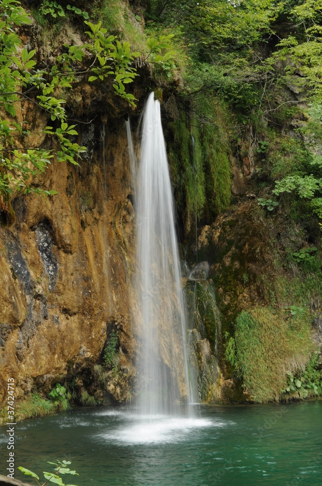 Naklejka premium Wodospad w parku Narodowym Jezior Plitwickich