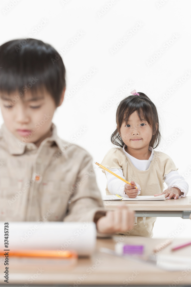 勉強する子供たち