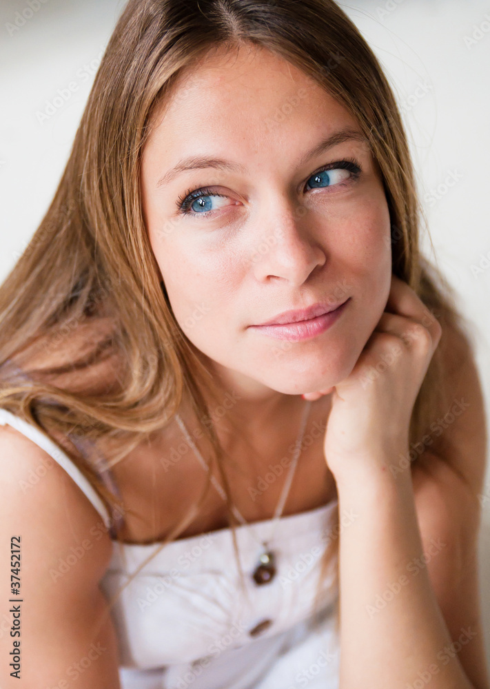 Naklejka premium thinking woman