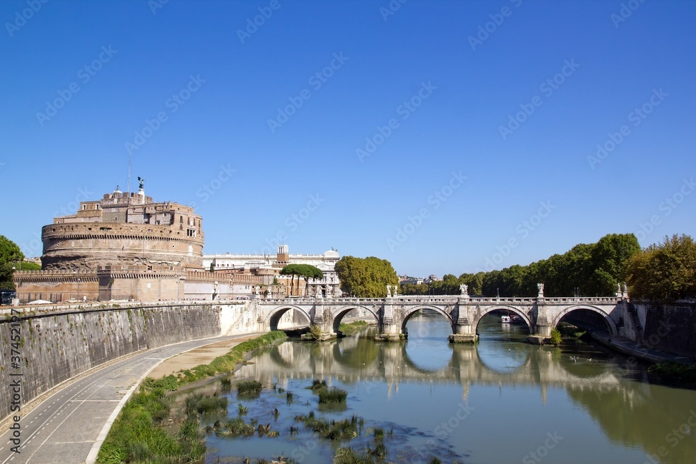 château et pont St Ange, berges du Tibre (Rome Italie)