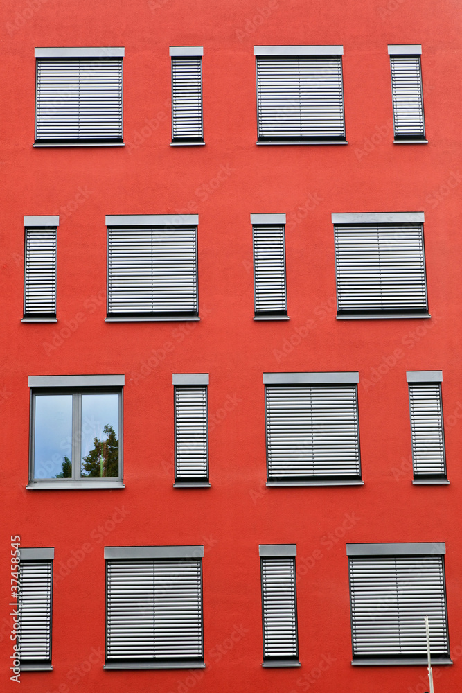 Fototapeta premium pattern of windows with red wall