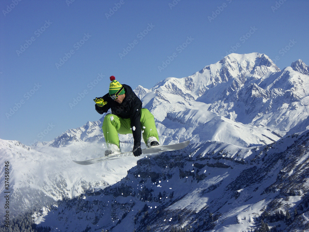 snowboarder face au mont blanc