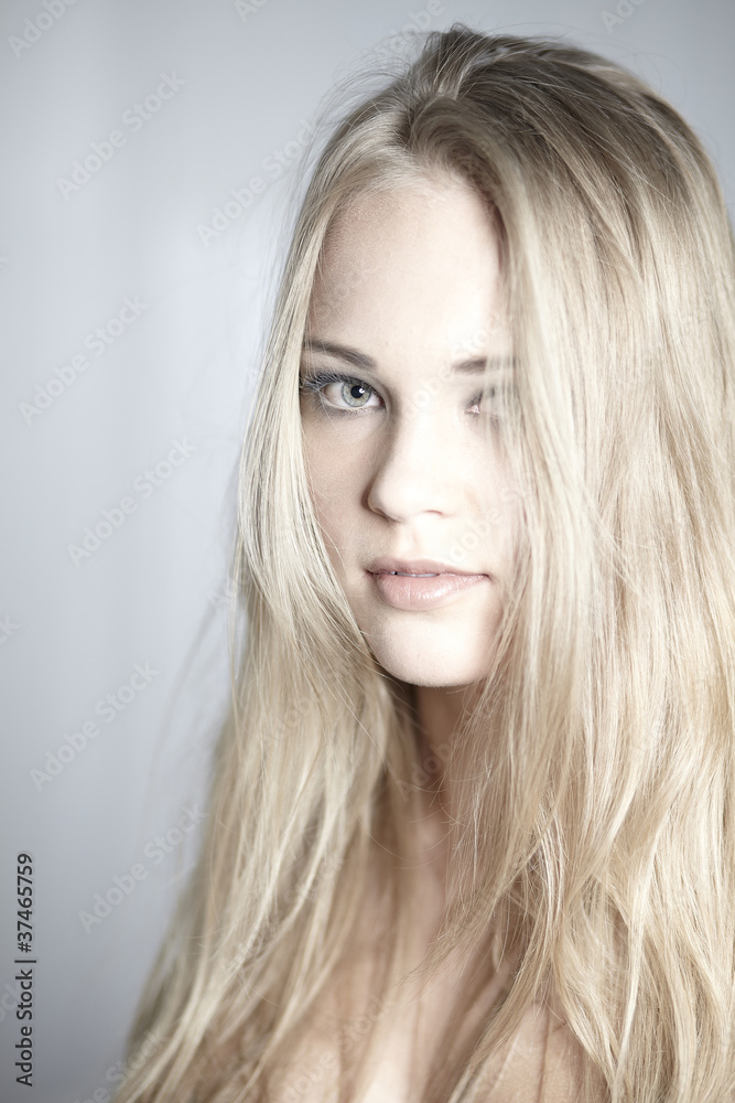 junge blonde frau liegt im bett junge blonde frau liegt im bett