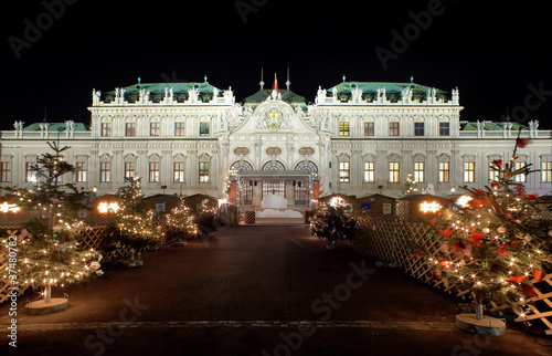Obraz na płótnie Palace Belvedere with Christmas Market in Vienna, Austria w salonie