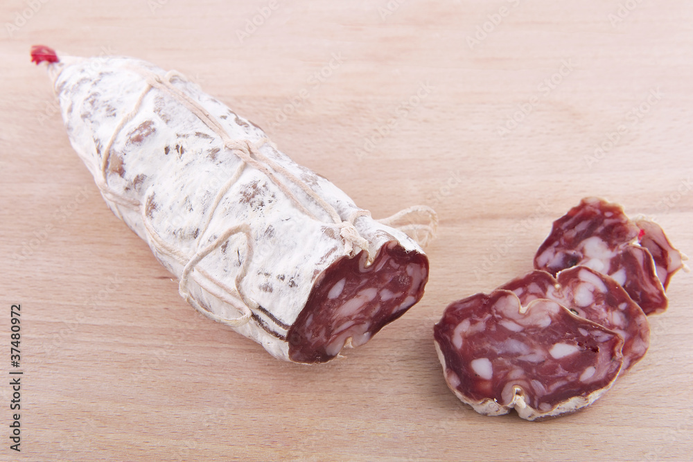 salami italien sur planche en bois salami italien sur planche en bois