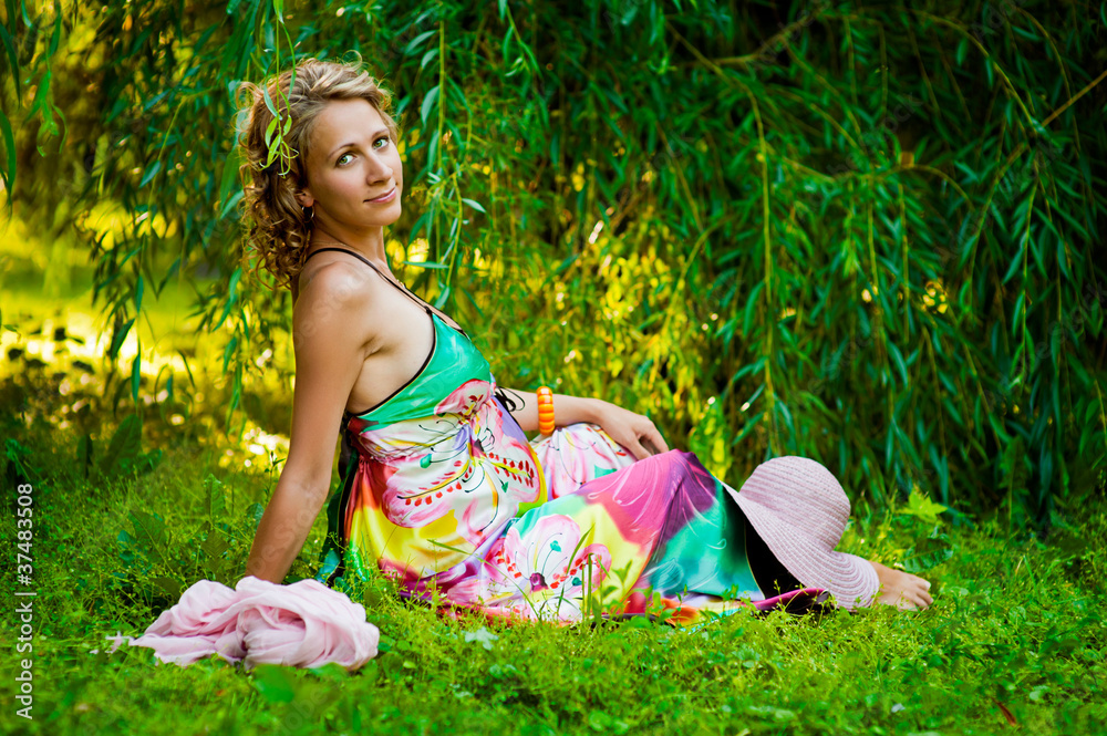 Мама зелен лета. Девушка в сарафане сидит на траве. Девушка в сарафане сидячая. Красивые беременные женщины фотосъемка. Фотосъемка беременной на траве.
