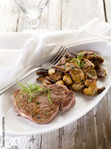 Fotografía grilled tenderloin with cep mushroom