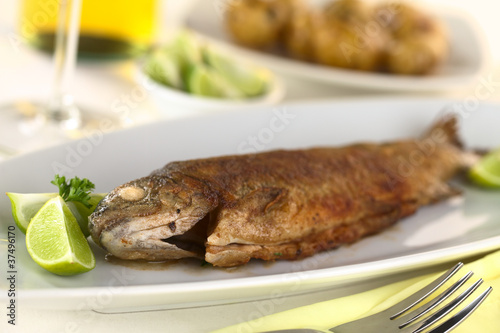 Fried trout with limes, white wine and potatoes