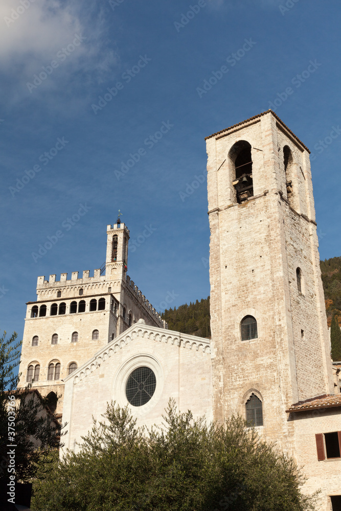 Gubbio, la Chiesa di San Giovanni ed il Palazzo dei Consoli