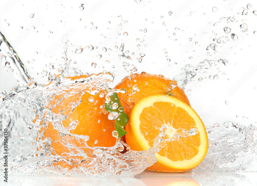 Fototapeta premium Pomarańczowe owoce z plusk wody
